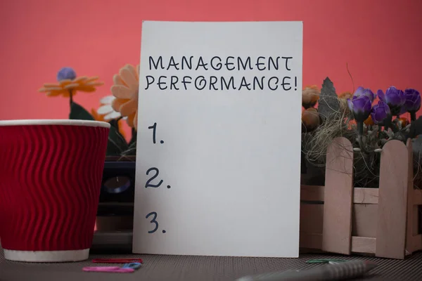 Écriture manuscrite de texte Gestion Perforanalysisce. Concept signifiant rétroaction sur les compétences et les compétences en gestion Fleurs et papeterie plus feuille ordinaire avec papier grande tasse au-dessus d'une table . — Photo