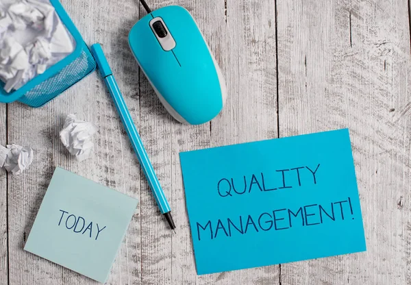 Conceptual hand writing showing Quality Management. Business photo showcasing Maintain Excellence Level High Standard Product Services Crumpled paper in bin and computer mouse on wooden backdrop. — Stock Photo, Image