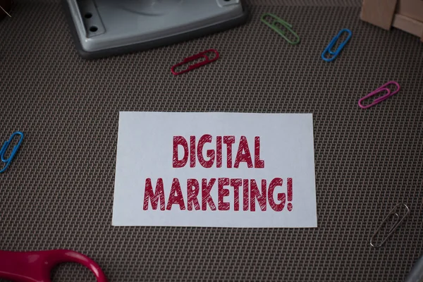 Conceptueel handschrift dat digitale marketing toont. Business fotopresentatie zoekmachine optimalisatie pay per click ad Internet schaar en schrijven apparatuur blad boven textuur achtergrond. — Stockfoto