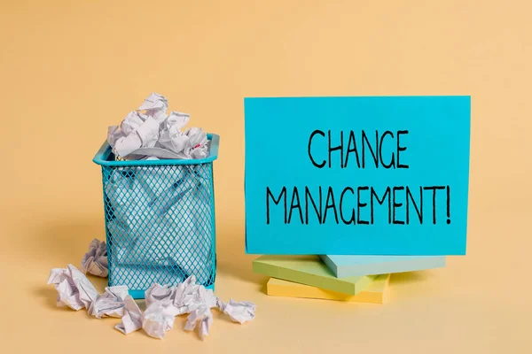 Escribir una nota que muestra Change Management. Reemplazo de liderazgo en una organización Nuevas políticas papel arrugado y estacionario con papel colocado en el bote de basura . —  Fotos de Stock