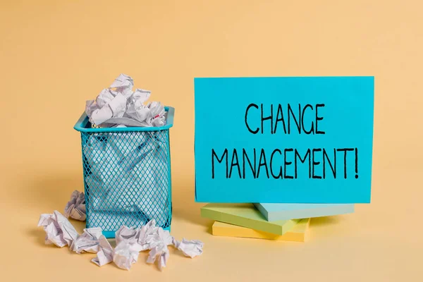 Escrevendo nota mostrando Change Management. Foto de negócios mostrando Substituição de liderança em uma organização Novas políticas de papel amassado e estacionário com papel colocado na lata de lixo . — Fotografia de Stock