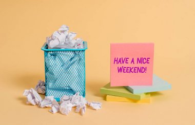 Kavramsal el yazma gösteren güzel bir hafta sonu var. Birisi güzel bir şey olur tatil kırışık kağıt ve sabit kağıt çöp kutusuna yerleştirilen isteyen iş fotoğraf vitrine.