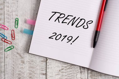 Kavramsal el yazma eğilimleri 2019 gösteren. Bir şey geliştirmek veya değişen Notebook sabit klasik ahşap zemin üzerine yerleştirilen iş fotoğraf metin genel yönü.