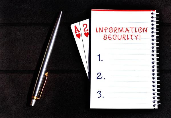 情報セキュリティを示す概念的手書き。許可されていないアクセスの保護を防止するビジネス写真ガジェットヴィンテージランタンの隣に配置機器. — ストック写真