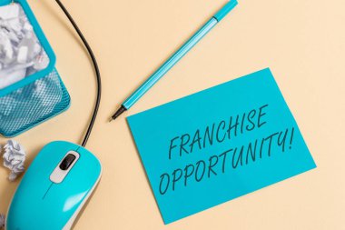 Franchise fırsatı gösteren Not yazma. Business Photo vitrine iş lisansı ayrıcalık sahibi Bayi ortaklık için çöp kutusu, modern Gadget ve sabit yanında yerleştirilen bin kırılmış.