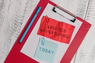 Hedeflenen reklam gösteren Not yazma. Ticari fotoğraf vitrin online reklam reklamları tüketici aktivitesine dayalı Pano kağıt levha ezilmiş yapışkan not klip Marker ahşap arka plan.