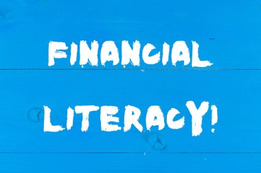 Mali okuryazarlığı gösteren Not yazma. İş Fotoğraf vitrin anlayın ve para nasıl çalıştığını bilgili ahşap doku eski Vintage arka plan yatay panoları delikler.