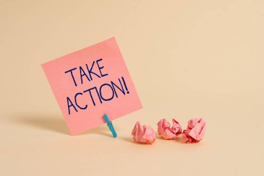 El yazısı metni eylem yap. Kavram anlamı resmi veya sorun ile amaç elde etmek için uyumlu bir şey düz Not kağıt ve sabit yumuşak pastel renkli zemin üzerine yerleştirilen.