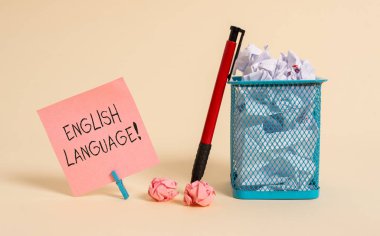 Word yazma metin Ingilizce dil. Çin ve Ispanyol düz Not kağıt ve sabit yumuşak pastel renk zemin üzerine yerleştirilen sonra dünyada üçüncü konuşulan yerli Lang için iş kavramı.