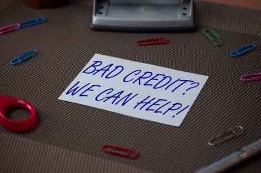 Word yazma metin kötü kredi soru biz yardımcı olabilir. Kredi için gittikten sonra yardım sunan iş kavramı, makas ve yazma ekipmanları artı dokulu zemin üzerinde düz levha reddedildi.