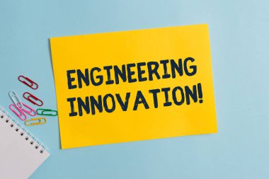 Mühendislik yenilik gösteren metin işareti. Mantık ve matematiksel formda ifade edilen kavramsal fotoğraf süreci pastel renkli zemin üzerine yerleştirilen düz karton ve yazma ekipmanları.