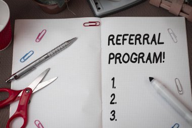 Başvuru programı gösteren metin işareti. Kavramsal fotoğraf iç işe alma yöntemi kuruluşlar tarafından istihdam makas ve yazma ekipmanları artı dokulu zemin üzerinde matematik kitabı.
