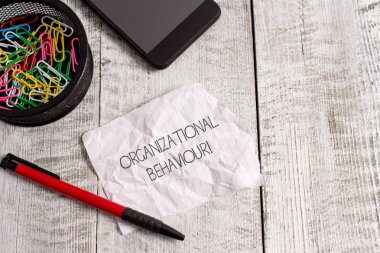 Word yazma metin organizasyon davranışı. Grup içinde etkileşim gösteren yol çalışması için iş kavramı kırışıklık kağıt ve dizüstü artı sabit ahşap arka planda yerleştirilmiş.