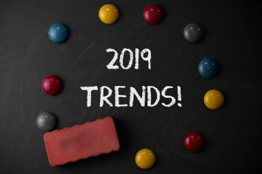 Word yazma metin 2019 trendleri. Bir şey gelişmekte olan veya eski tebeşir siyah tahta bir silgi sopa ile yuvarlak düz şekil taşlar değişen genel yönü için iş kavramı.