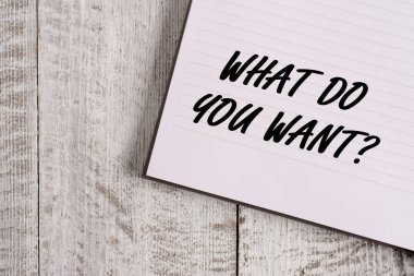 Kavramsal el yazma ne soru istiyorsunuz gösterir. İş fotoğrafı vitrine söylemek ya da bir şey hakkında göstermek istemek için yazmak Notebook sabit klasik ahşap zemin üzerine yerleştirilen