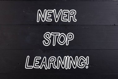 Word yazma metni asla öğrenme durdur. Yeni bilgi veya malzeme kazanıyor eğitim tutmak için iş kavramı ahşap doku eski Vintage arka plan yatay panoları delikler. Eski Vintage.