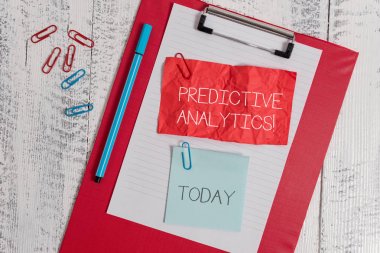 Word yazma metin öngörü Analytics. Optimizasyon koleksiyonu için iş kavramı elde CRM müşteri pano tanımlama kağıt levha ezilmiş yapışkan not klip Marker ahşap arka plan.