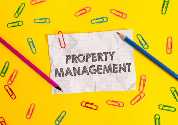 Conceptueel handschrift met Property Management. Business fotopresentatie van het toezicht op onroerend goed bewaard gebleven waarde van de faciliteit blanco verpletterd Paper Sheet bericht potloden gekleurde achtergrond. — Stockfoto