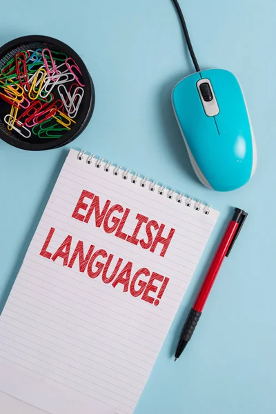 Signo de texto que muestra el idioma inglés. Foto conceptual tercer idioma nativo hablado en el mundo después de chino y español Cuaderno y equipo de escritura con el ratón de la computadora sobre fondo pastel . —  Fotos de Stock