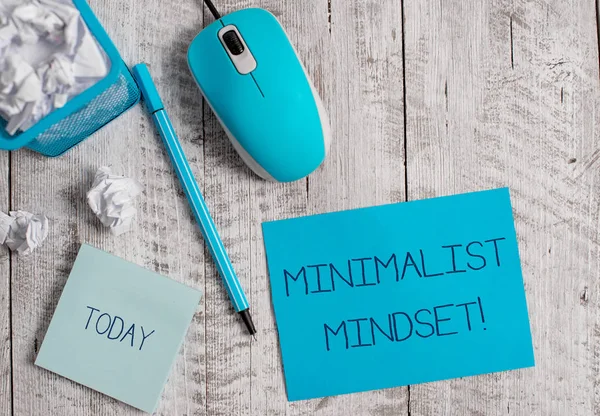 Conceptuele hand schrijven toont minimalistische mentaliteit. Business Photo presentatie meer bewust zijn wat het leven kan bieden zonder rommel gekreukt papier in bin en computer muis op houten achtergrond. — Stockfoto