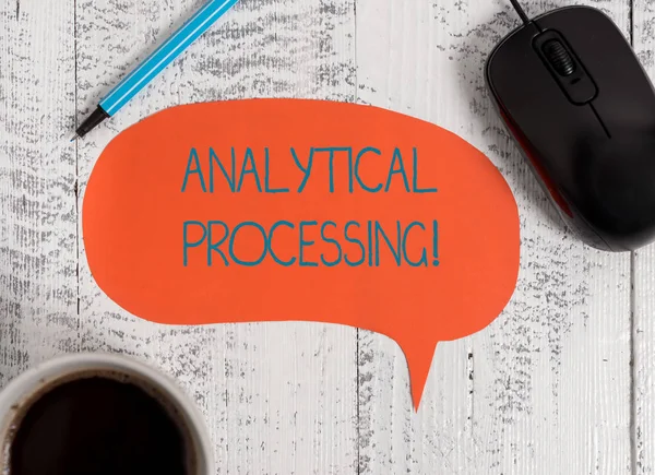 Het schrijven nota die analytische verwerking toont. Business Photo presentatie gemakkelijk te bekijken schrijf rapporten data mining en Discovery houten Vintage tafel achtergrond Koffiekopjes speech Bubble. — Stockfoto