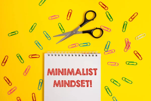 Woord tekst schrijven minimalistische mentaliteit. Business concept voor meer bewust zijn wat het leven kan bieden zonder rommel leeg geen kleur spiraal Kladblok schaar clips gekleurde achtergrondontwerp. — Stockfoto