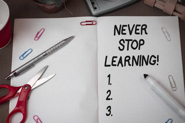 Znak tekstowy przedstawiający Never Stop Learning. Koncepcyjne zdjęcie zachować na studia zdobywania nowej wiedzy lub materiałów nożyczki i pisanie urządzeń plus książka matematyki powyżej teksturowane tło. — Zdjęcie stockowe