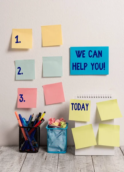Kézírási szöveg írása mi segítünk Önnek. Koncepció, amely jó segítséget nyújt az ügyfeleknek vagy barátoknak 10 Sticky Notes kártya a Wall Spiral notebook 2 ceruza edények a íróasztal. — Stock Fotó