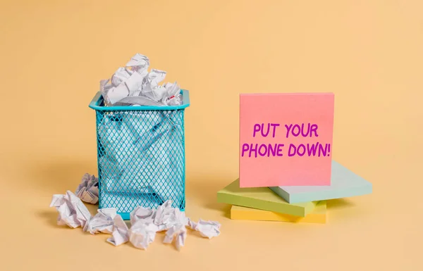 Konceptuell handskrivning som visar sätta telefonen nedåt. Business foto skyltning slutet telefonanslutning säga adjö uppringaren skrynklig papper och stillastående papper placeras i pappers korgen kan. — Stockfoto