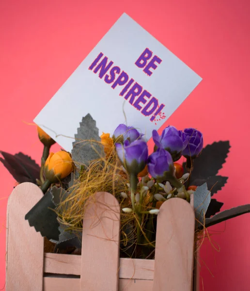 Texto de escrita de palavras Inspire-se. Conceito de negócio para preencher alguém com vontade ou capacidade de fazer ou sentir algo Vazio papel liso entre arranjo de flores com sorvete varas vaso . — Fotografia de Stock