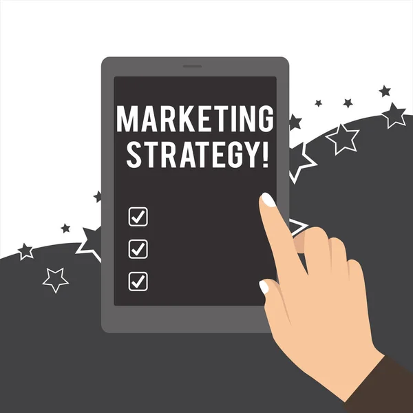 Scrivere testi Strategia di Marketing. Concetto che significa Schema su come stendere i prodotti Servizi Mano femminile aziendale con chiodi bianchi lucidati Schermo della compressa del dito . — Foto Stock