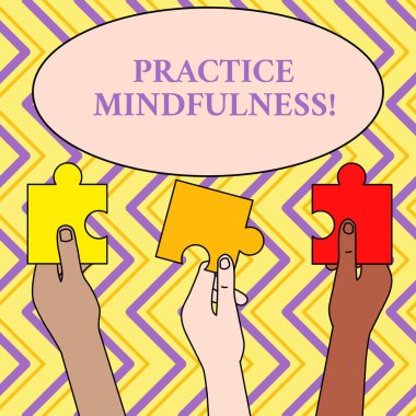 Uygulama mindfulness gösteren Not yazma. İş fotoğraf vitrine bir durum gevşeme bir form meditasyon üç renkli boş bilmecenin parçalar farklı insanlar ellerde Held elde.