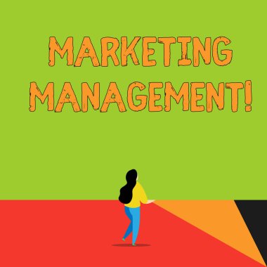 Word yazma metin pazarlama yönetimi. Reklam geliştirme için iş kavramı yeni bir ürün veya hizmet tanıtımı geri görünümü büyük boş kare duyuru tutan genç uzun saçlı kadın.