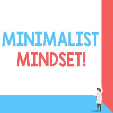El yazısı metni minimalist Mindset. Kavram anlamı daha ne yaşam Clutter ön görünümü olmadan sunabilir farkında olun iki el sağ köşe büyük boş dikdörtgen tutan genç kadın.