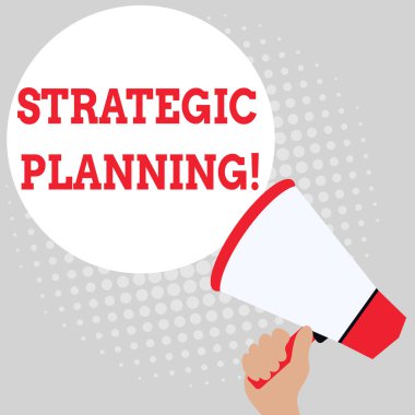 Stratejik planlama gösteren Not yazma. Kurumsal Yönetim aktivite operasyon öncelikleri ofis işçi Sunglass boş beyaz tahta toplantı sunumu vitrine iş fotoğrafı.