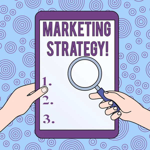 Escritura manual conceptual que muestra la estrategia de marketing. Esquema de presentación de fotos de negocios sobre cómo diseñar productos servicios Las manos de negocios sostienen la lupa contra la tableta apagada . — Foto de Stock