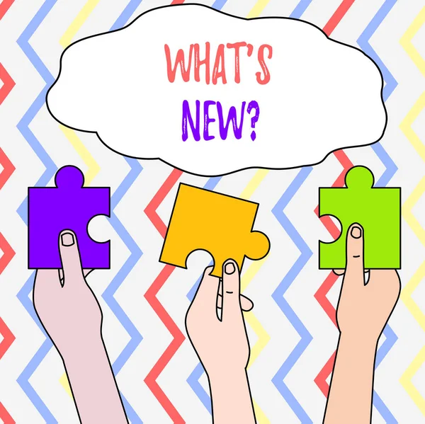 Was für eine neue Frage. Konzept bedeutet Fragen über neueste Trends geschehen Nachrichten drei farbige leere Puzzleteile in verschiedenen Händen gehalten. — Stockfoto