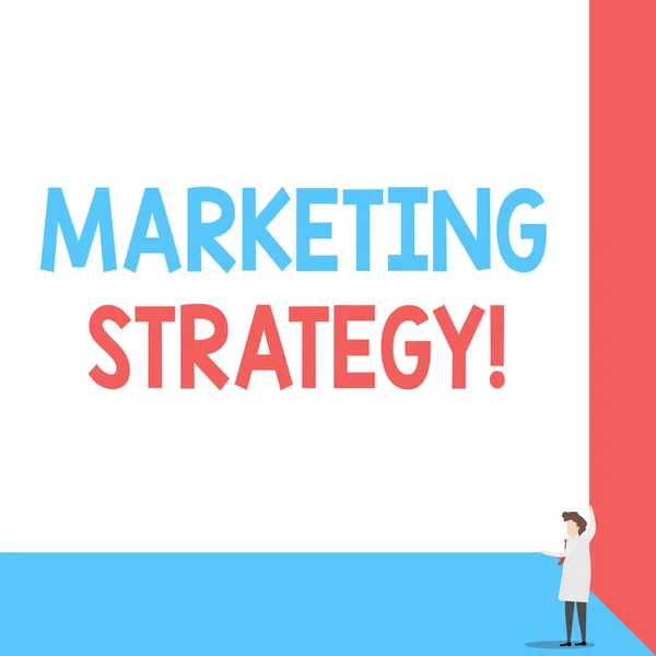 Scrivere testi Strategia di Marketing. Concetto significato Schema su come stendere i prodotti Servizi Business Front view giovane donna che tiene due mani angolo destro grande rettangolo vuoto . — Foto Stock