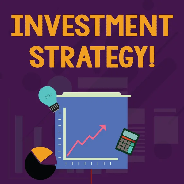 Word writing text investment strategy. Geschäftskonzept für eine Reihe von Regeln Verfahren Verhalten eines Anlegers Investition Symbole von Kuchen und Liniendiagramm mit Pfeil nach oben, Glühbirne, Taschenrechner. — Stockfoto