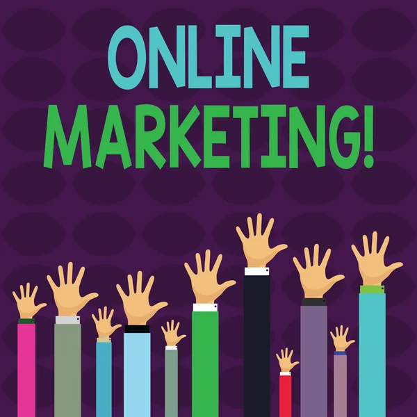 Scrittura di testi a mano Online Marketing. Concetto che significa sfruttare i canali basati sul web diffusi sul marchio aziendale Hands of Several Businessmen Raising Up Over the Head, Palm Facing Front . — Foto Stock