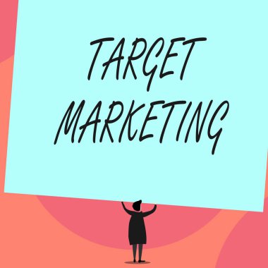 Kelime yazma, hedef pazarlama. Seyirci için iş konsepti: Seçilmiş müşteriler Arka Görünüm Reklamı yapan kısa saçlı kadın boş dikdörtgen ile el ele giyiniyor.