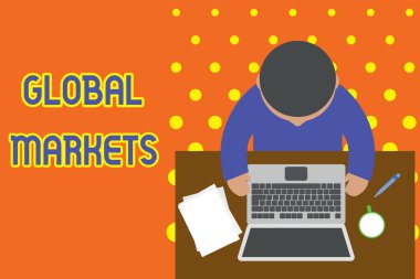 El yazısı metin yazma Küresel Piyasalar. Kavram anlamı Dünyanın tüm ülkelerinde mal ve hizmet ticareti Üst görüş genç adam oturma masası dizüstü bilgisayar belgeleri kahve fincanı kalem.