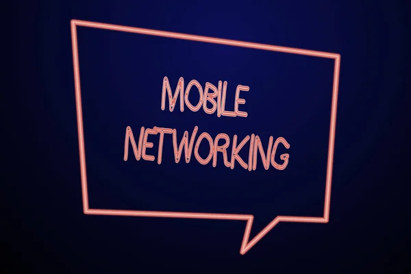 Κείμενο γραφής λέξεων Mobile Networking. Επιχειρηματική έννοια για το δίκτυο επικοινωνίας όπου ο τελευταίος σύνδεσμος είναι το ασύρματο κενό τετράπλευρο Neon Copy Space Speech Bubble με την ουρά στραμμένη προς τα κάτω. — Φωτογραφία Αρχείου
