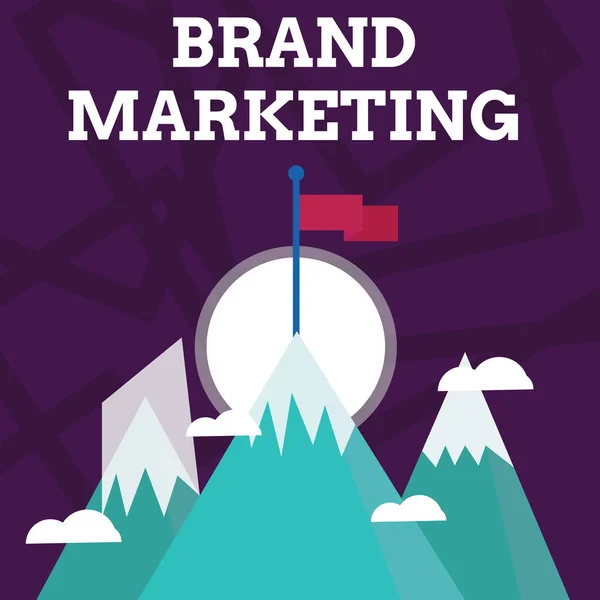 Pisanie pisma ręcznego Brand Marketing. Pojęcie znaczenie Tworzenie świadomości na temat produktów na całym świecie trzy wysokie góry ze śniegiem i jeden ma pustą kolorową flagę na szczycie. — Zdjęcie stockowe