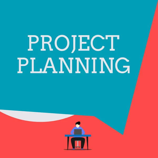 Escribir una nota que muestra la planificación del proyecto. Foto de negocios mostrando horarios como gráficos de Gantt para planificar el progreso del informe Hombre sentado escritorio de la silla de trabajo fondo geométrico portátil . — Foto de Stock