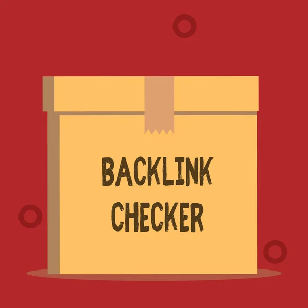 Woord schrijven tekst Backlink Checker. Business concept voor Vind uw concurrenten meest waardevolle en spot patronen Close up front view open bruin kartonnen verzegelde doos deksel. Blanco achtergrond. — Stockfoto