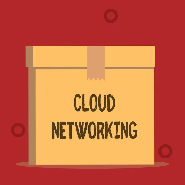 Текст запису слів Cloud Networking. Бізнес-концепція - це термін, що описує доступ до мережевих ресурсів Зблизька передній погляд на відкриту коричневу картонну кришку запечатані коробки. Пусте тло. — стокове фото