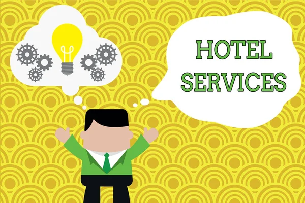 Kelime yazma otel hizmetleri. Konaklama ve konaklama tesisleri için iş konsepti Ayakta adam hayali balon lambası dişlileri birlikte çalışır.