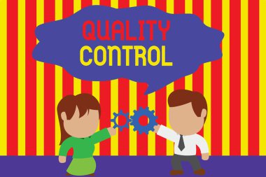 Kalite Kontrolü 'nü gösteren not yazılıyor. İş fotoğrafçılığı bu ürün veya servisin standartlara göre satıldığından emin olmak için. Genç çift giysi paylaşımı Erkek kravat kadın ilişkisi.