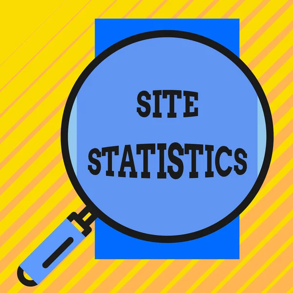 El yazısı metin yazma Site İstatistikleri. Nesnenin daha büyük görünmesi için belirli web sitesine ziyaretçilerin davranışlarının ölçümü anlamı Demir saplı çerçeveli yuvarlak büyüteç. — Stok fotoğraf